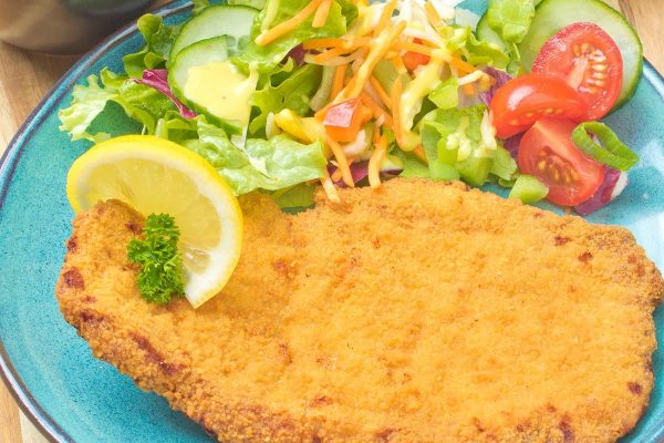 Plate met schnitzel bestellen bij Huisjeboeken.nl